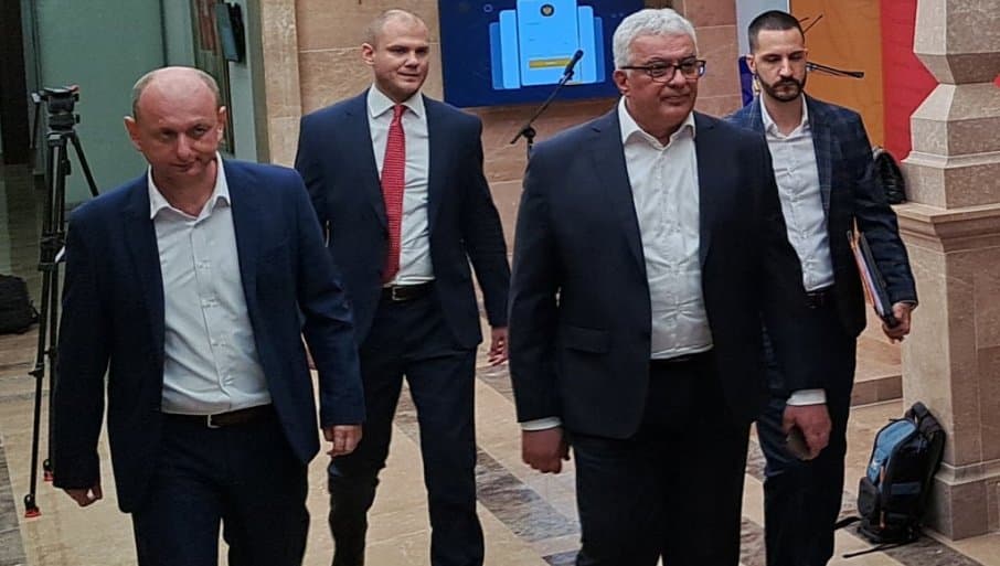 KNEŽEVIĆ PODIŽE ZASTAVU BORBE: Trojka se vraća kući!