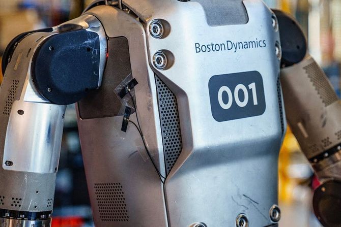 SRPSKI ATLAS NE STOJI BESPOSLEN: ROBOT MENJA BATERIJU KAO PRAVI RATNIK