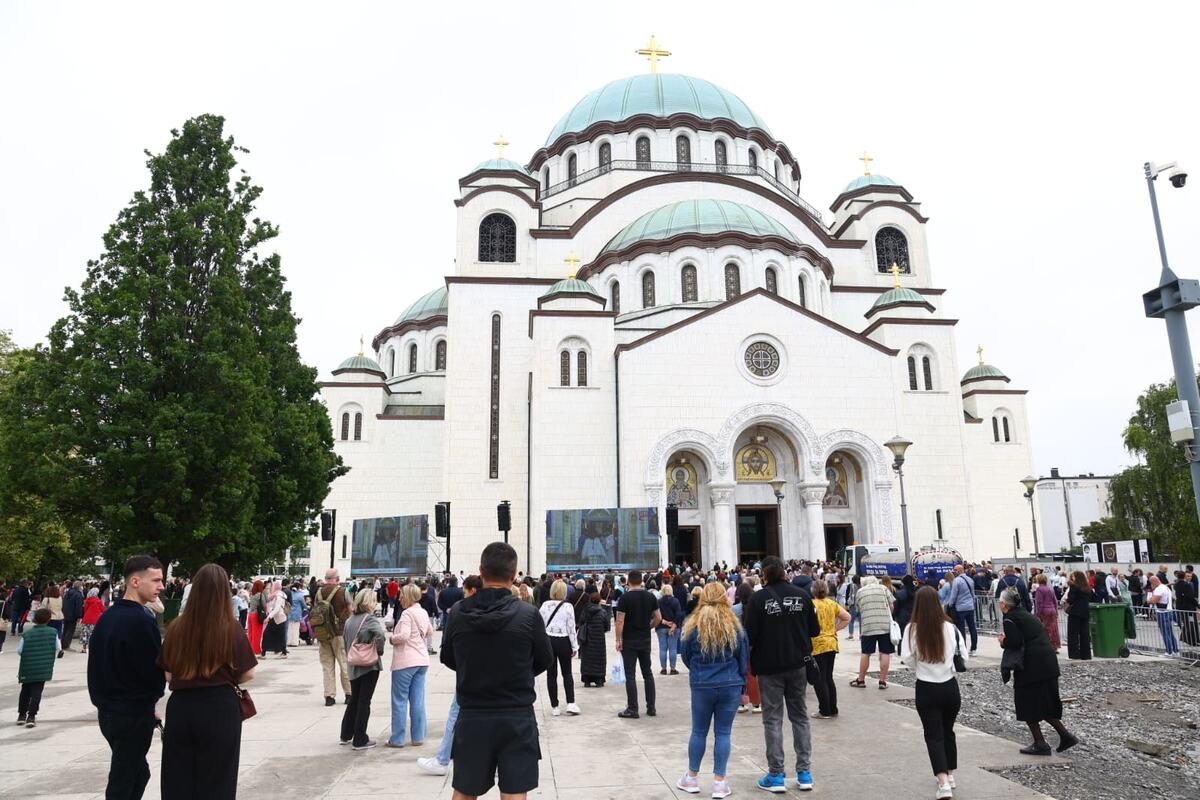 Vera se ne krije: Mladi Srbi pale sveću i na Instagramu, a psiholozi strepe od lažnog bogomoljstva